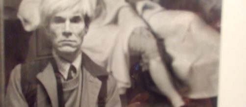 Andy Warhol di fronte al dipinto di Tischbein.