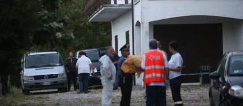 I soccorritori davanti al garage dove si è verificato lo scoppio