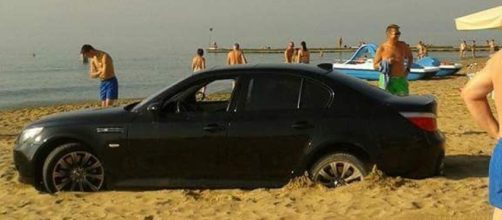 Soldati americani ubriachi parcheggiano auto sulla spiaggia di Jesolo