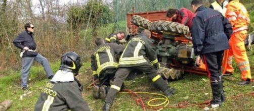 Trattore si ribalata e schiaccia un uomo in Calabria