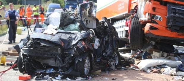 A61: Lkw überrollt Wohnwagen-Gespann - SPIEGEL ONLINE - spiegel.de A61: Lkw überrollt Wohnwagen-Gespann - SPIEGEL ONLINE - spiegel.de