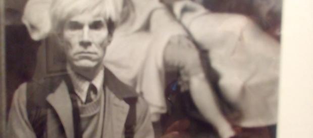 Andy Warhol di fronte al dipinto di Tischbein. Andy Warhol di fronte al dipinto di Tischbein.