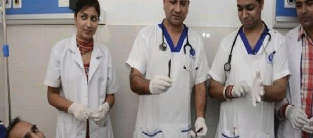 Fue al hospital por un dolor de abdominales y le encontraron 40 cuchillos en su estomago. (Foto: holaciudad.com) Fue al hospital por un dolor de abdominales y le encontraron 40 cuchillos en su estomago. (Foto: holaciudad.com)