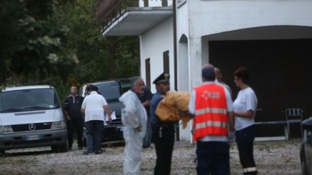 I soccorritori davanti al garage dove si è verificato lo scoppio