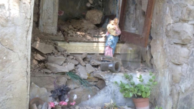 Particolare di un edificio sacro crollato ad Arquata del Tronto