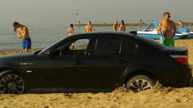 Soldati americani ubriachi parcheggiano auto sulla spiaggia di Jesolo