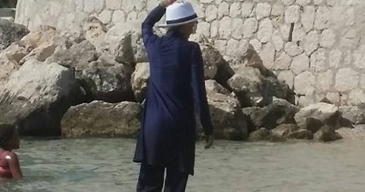 Poliziotti Francesi All Italiana Burkini Ok Ma Via Il Velo Al Suo