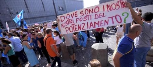 Docenti in agitazione davanti all'USR Campania