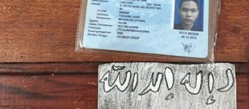 Il pezzo di carta con il simbolo dello Stato Islamico, ISIS confiscati dalla polizia
