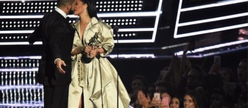 Mtv VMA, Rihanna e Drake (quasi) al bacio - VanityFair.it - vanityfair.it