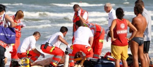 Tragedia a Massa, ex carabiniere muore per malore in mare