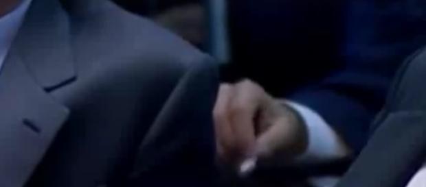 Câmera flagra senador com saquinho contendo um pó branco em plena sessão extraordinária Câmera flagra senador com saquinho contendo um pó branco em plena sessão extraordinária