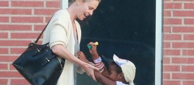 Charlize Theron viste a su hijo como Elsa de Frozen Charlize Theron viste a su hijo como Elsa de Frozen