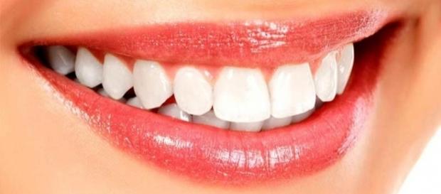 Entenda o porquê dos dentes ficarem amarelos e o que fazer para evitar o problema Entenda o porquê dos dentes ficarem amarelos e o que fazer para evitar o problema