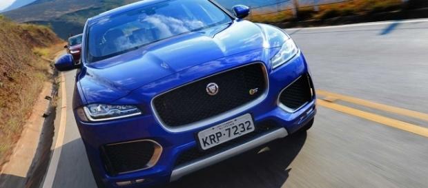 F-Pace chega nas versões Prestige 20D (R$ 309.300), equipada com motor turbodiesel de 180 cv, R-Sport 35T (R$ 360.500) e S (R$ 405.900), de até 380 cv F-Pace chega nas versões Prestige 20D (R$ 309.300), equipada com motor turbodiesel de 180 cv, R-Sport 35T (R$ 360.500) e S (R$ 405.900), de até 380 cv