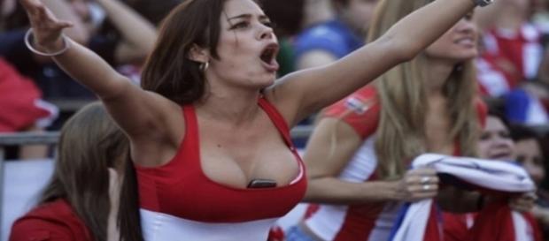 Quem se recorda de Larissa Riquelme, que ficou famosa por guardar o celular entre os seios, na Copa de 2010? A gata fez muito sucesso na época Quem se recorda de Larissa Riquelme, que ficou famosa por guardar o celular entre os seios, na Copa de 2010? A gata fez muito sucesso na época