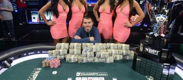 Polak Wygrywał w Pokera 5 Milionów na głównym festiwalu EPT Barcelona Polak Wygrywał w Pokera 5 Milionów na głównym festiwalu EPT Barcelona