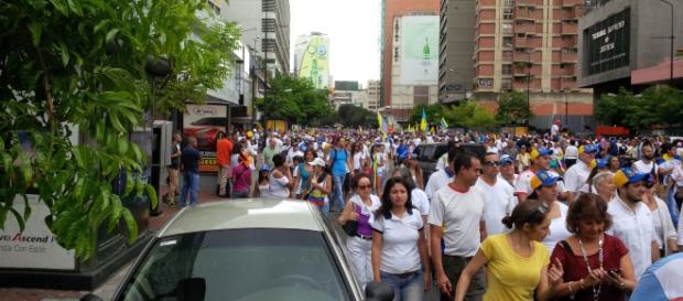 Venezolanos participando en la ¨Toma de Caracas¨ desde la Av. Francisco de Miranda Venezolanos participando en la ¨Toma de Caracas¨ desde la Av. Francisco de Miranda
