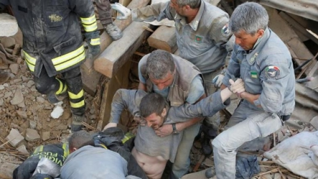 Ore 3:36, la terra trema. Sbriciolati i paesi, l'incubo dei ... - lastampa.it