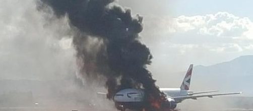 Aereo in fiamme a Dubai, un morto