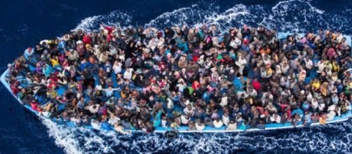 Barcone di migranti nel Mediterraneo.