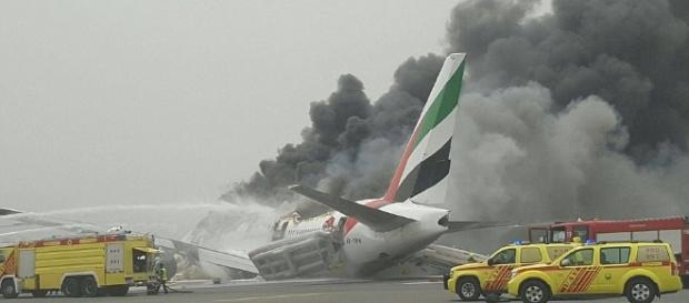Accident aviatic la aterizare pe aeroportul Internațional din Dubai în care a fost implicat un Boeing 777 cu 300 de persoane la bord Foto: AI Arabya Accident aviatic la aterizare pe aeroportul Internațional din Dubai în care a fost implicat un Boeing 777 cu 300 de persoane la bord Foto: AI Arabya