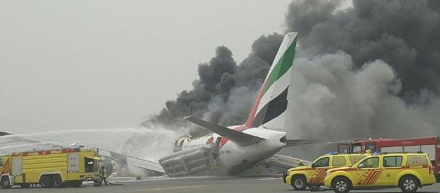 Aterizare de urgenţă a unui avion Emirates pe aeroportul din Dubai Aterizare de urgenţă a unui avion Emirates pe aeroportul din Dubai