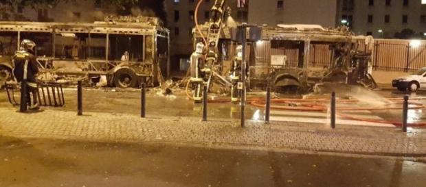 Autobus spalony przez muzułmański gang (fot. leparisien.fr) Autobus spalony przez muzułmański gang (fot. leparisien.fr)