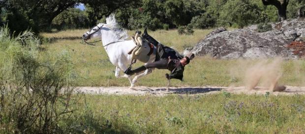Pablo tiene un accidente cuando monta a su nuevo caballo /Tve1 Pablo tiene un accidente cuando monta a su nuevo caballo /Tve1
