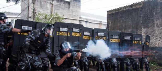 Polícia usa bomba e bala de borracha durante passagem da tocha em Duque de Caxias Polícia usa bomba e bala de borracha durante passagem da tocha em Duque de Caxias
