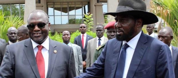Salva Kiir (a la derecha) estrecha la mano de Riek Machar (izquierda) tras la firma del acuerdo de paz en 2011 (Aljazeera) Salva Kiir (a la derecha) estrecha la mano de Riek Machar (izquierda) tras la firma del acuerdo de paz en 2011 (Aljazeera)