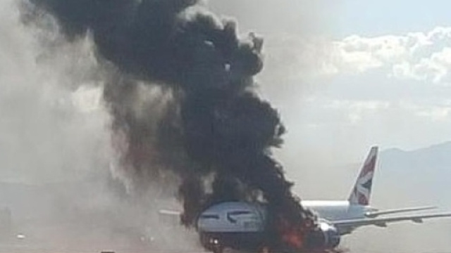 Aereo in fiamme a Dubai, un morto