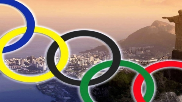 I 5 cerchi simbolo delle Olimpiadi e, sullo sfondo, Rio de Janeiro
