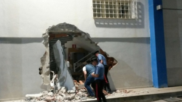 La breccia provocata dalla ruspa, indagano i Carabinieri.