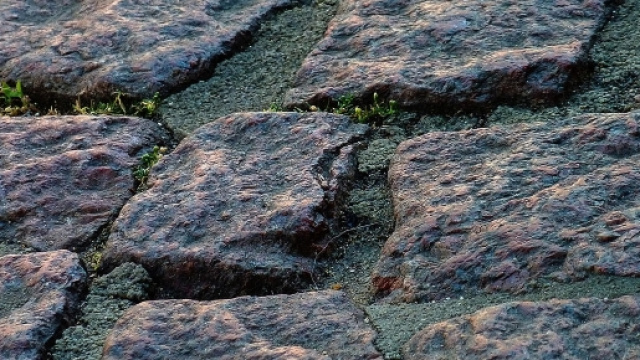 Pone rimedio al porfido rotto ma il Comune lo multa e lo obbliga a distruggerlo di nuovo.