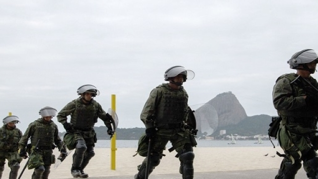 Soldati brasiliani sulla spiaggia di Copacabana, a Rio de Janeiro.