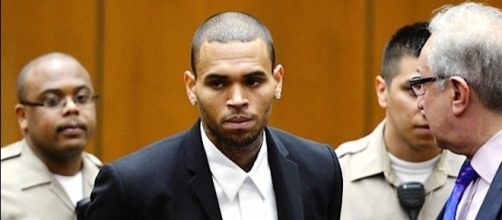 Chris Brown è stato tratto in arresto all'interno della sua abitazione.