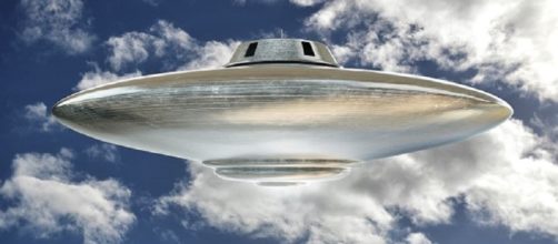Cittadino inglese afferma di aver avvistato nave madre aliena.