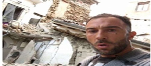 Selfie del fidanzato della senatrice Pezzopane accanto alle macerie del terremoto