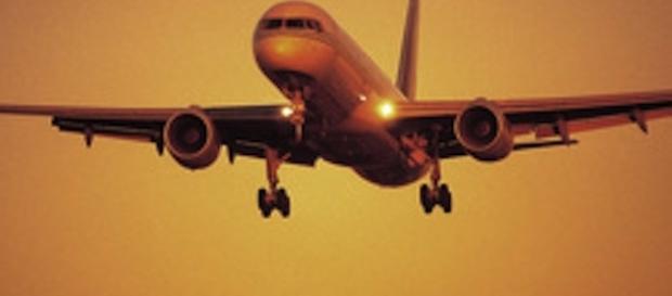 Avión al atardecer, viaja hacía su destino Avión al atardecer, viaja hacía su destino