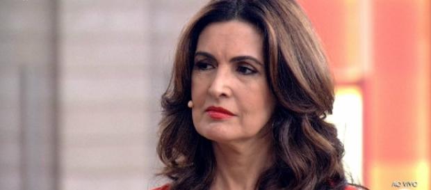 Fátima Bernardes passa por ritual na TV Fátima Bernardes passa por ritual na TV
