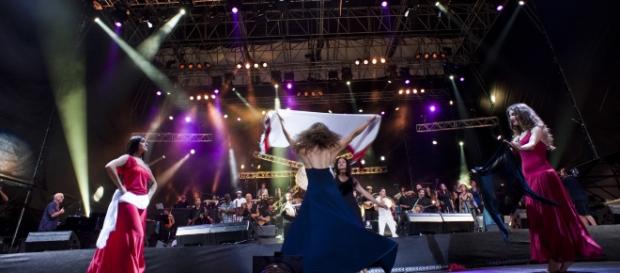 Il corpo di ballo della Notte della Taranta: passi di danza a favore dei terremotati. Fonte:www.pianetanotizie.it Il corpo di ballo della Notte della Taranta: passi di danza a favore dei terremotati. Fonte:www.pianetanotizie.it