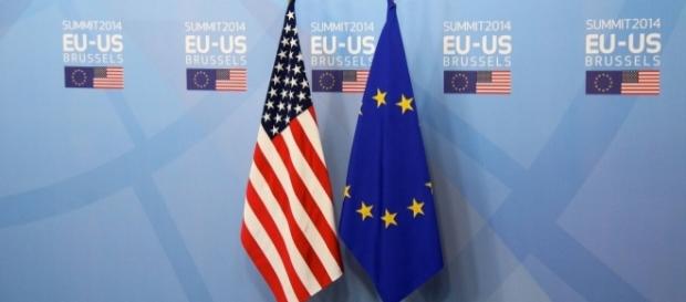 Les drapeaux des États-Unis et de l'Union Européenne côte à côte à l'occasion du sommet UE-EU en 2014. Les drapeaux des États-Unis et de l'Union Européenne côte à côte à l'occasion du sommet UE-EU en 2014.