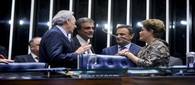Políticos riem em intervalo de votação. Políticos riem em intervalo de votação.
