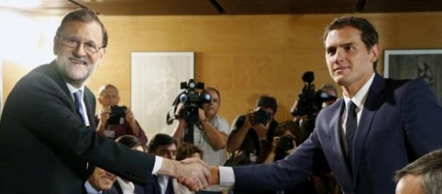 Saludo entre Mariano Rajoy y Albert Rivera tras la firma del pacto de investidura Saludo entre Mariano Rajoy y Albert Rivera tras la firma del pacto de investidura