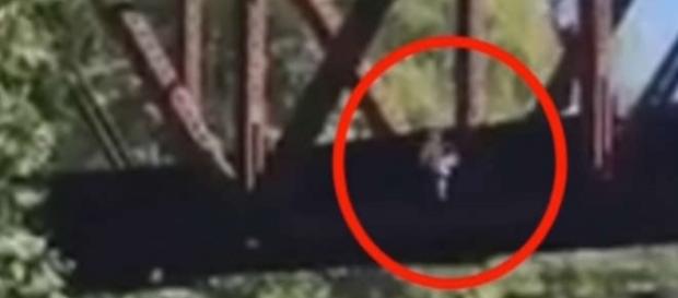 Un copil a fost aruncat de către un bărbat în apă, de pe un pod de cale ferată - Foto: Captură YouTube Un copil a fost aruncat de către un bărbat în apă, de pe un pod de cale ferată - Foto: Captură YouTube
