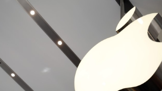 Il noto marchio Apple negli uffici di Cupertino.