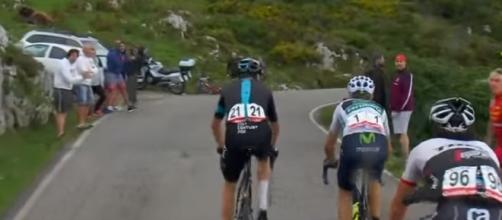Chris Froome sorpassa Valverde sulla salita di Lagos de Covadonga