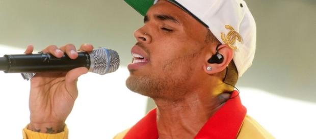 Chris Brown arrestato per aggressione dopo aver puntato la pistola a una donna Chris Brown arrestato per aggressione dopo aver puntato la pistola a una donna