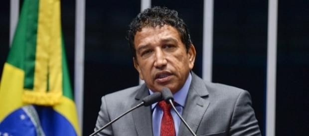 Magno Malta faz discurso contra a presidente afastada Dilma Rousseff Magno Malta faz discurso contra a presidente afastada Dilma Rousseff